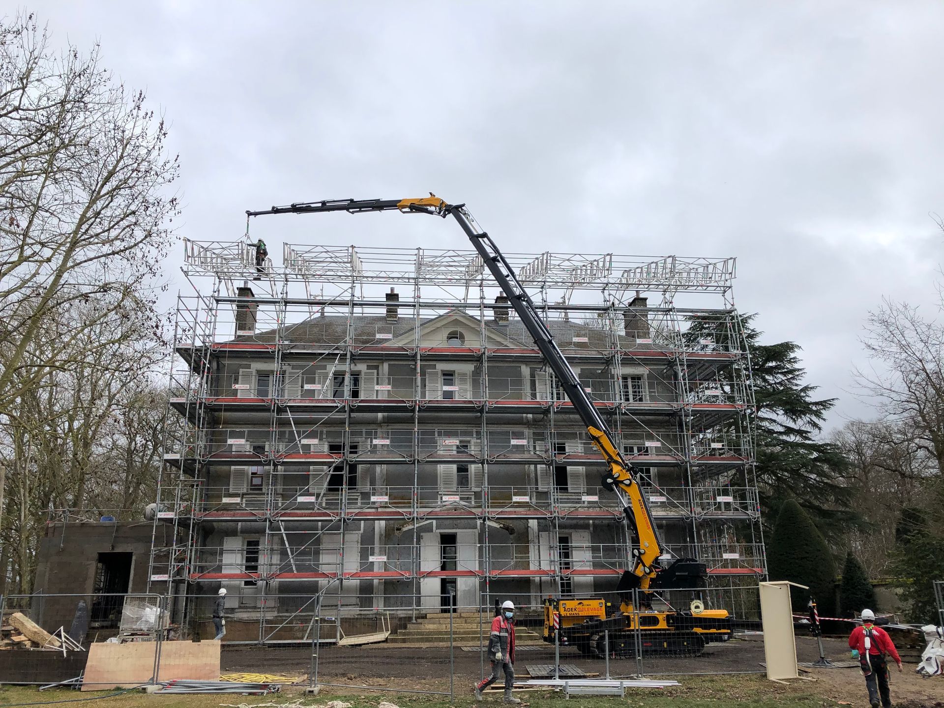 Façade de maison avec échafaudage