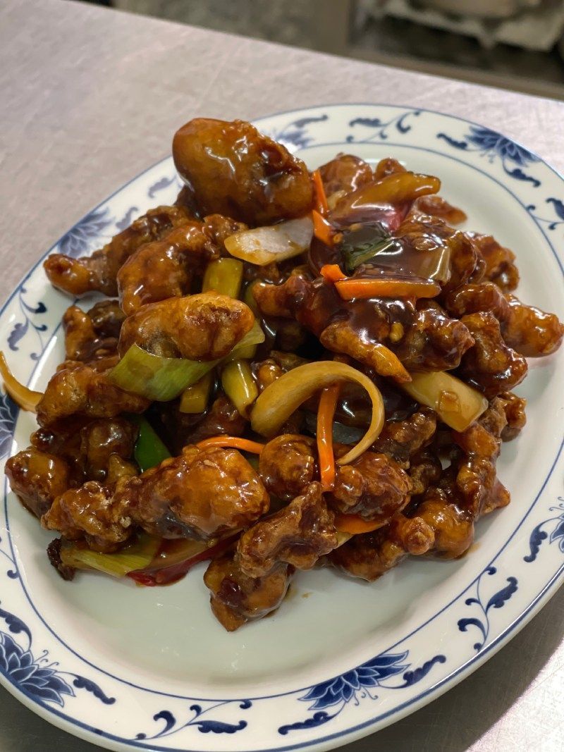Une assiette de nourriture avec de la viande et des légumes sur une table.