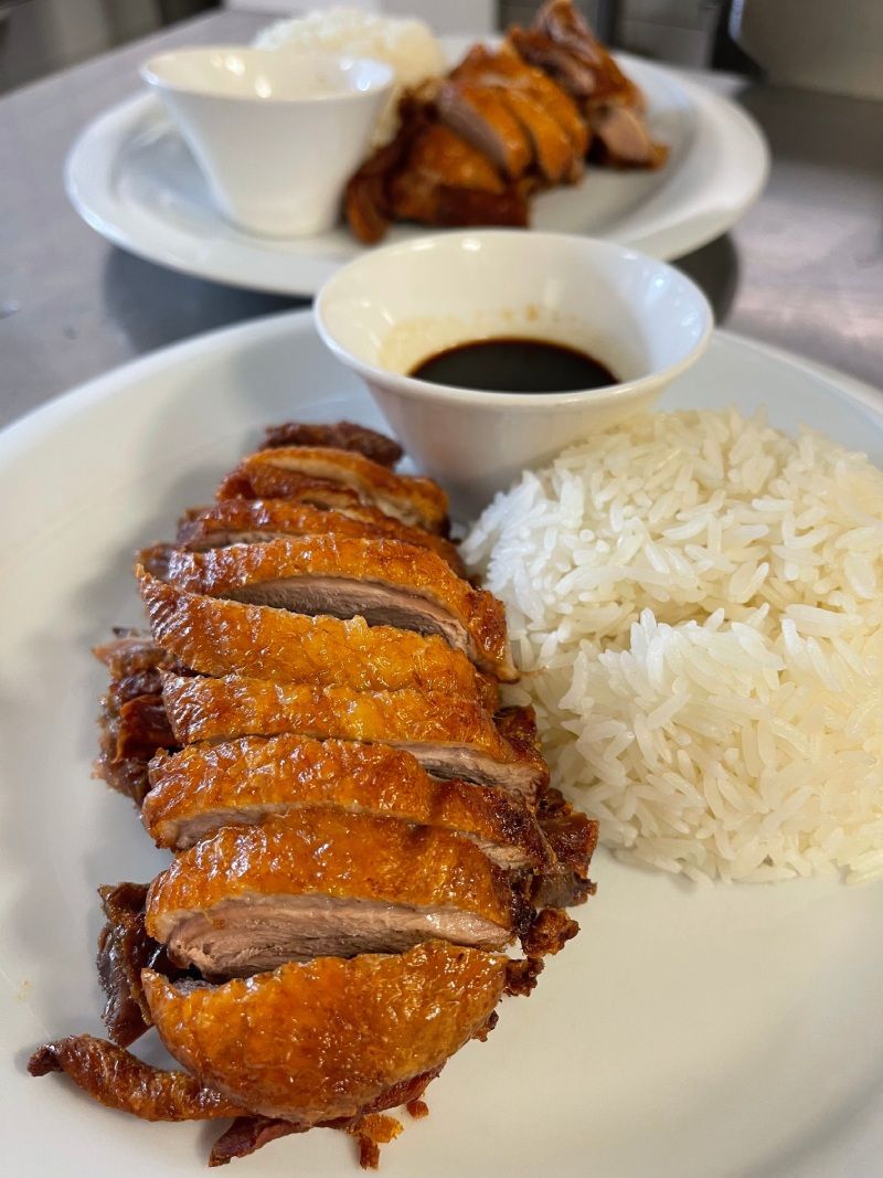 Une assiette de nourriture avec du riz et de la viande