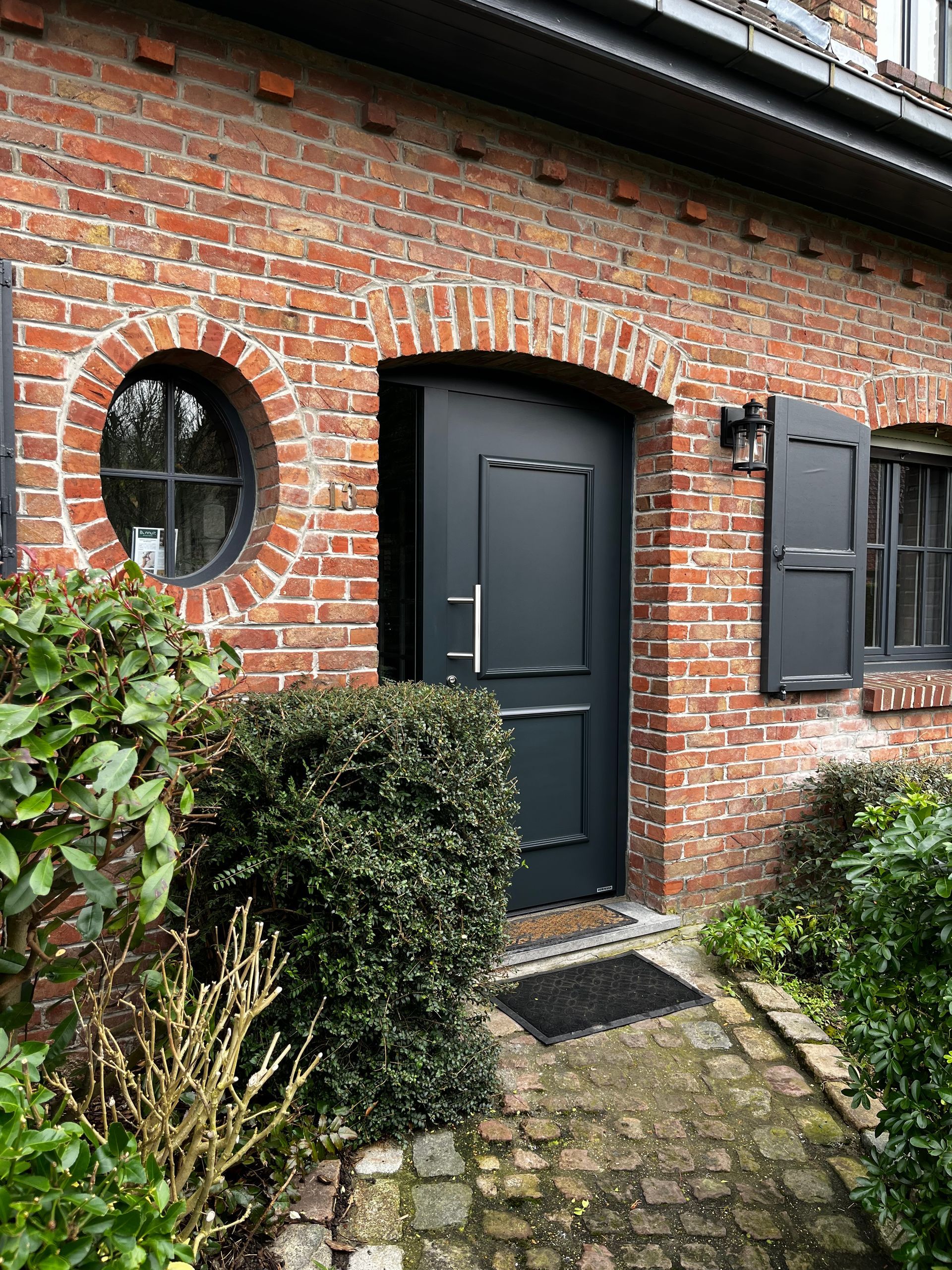 Porte d'entrée et sculpture de grenouille