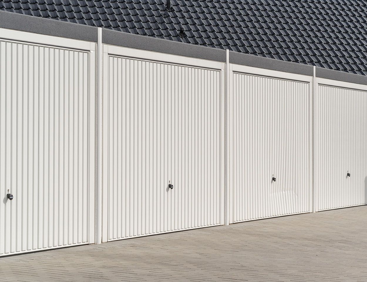 Portes de garage sectionnelles de différents garages 