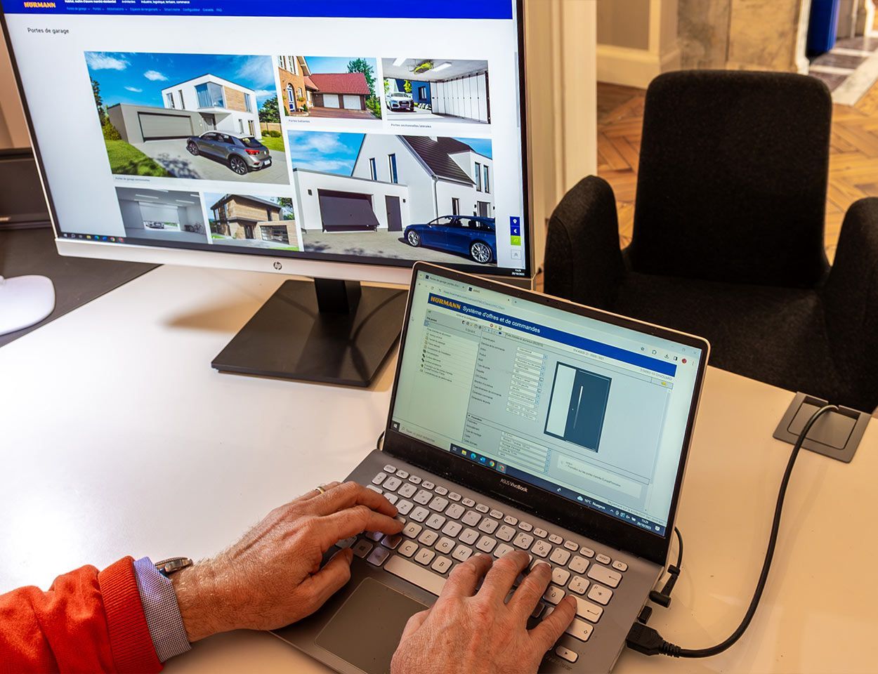 Mains posées sur le clavier d'un ordinateur portable