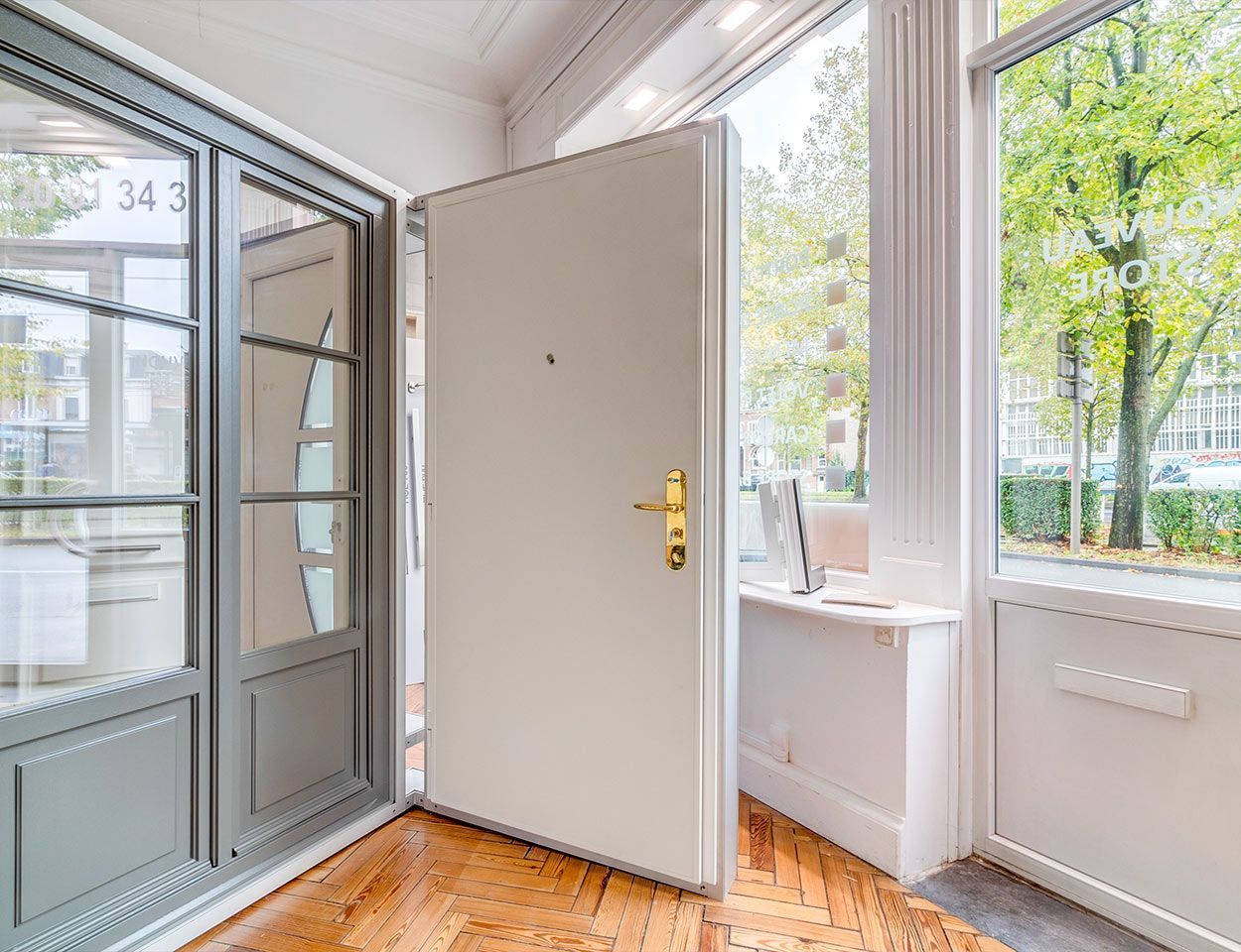 Showroom avec des portes 