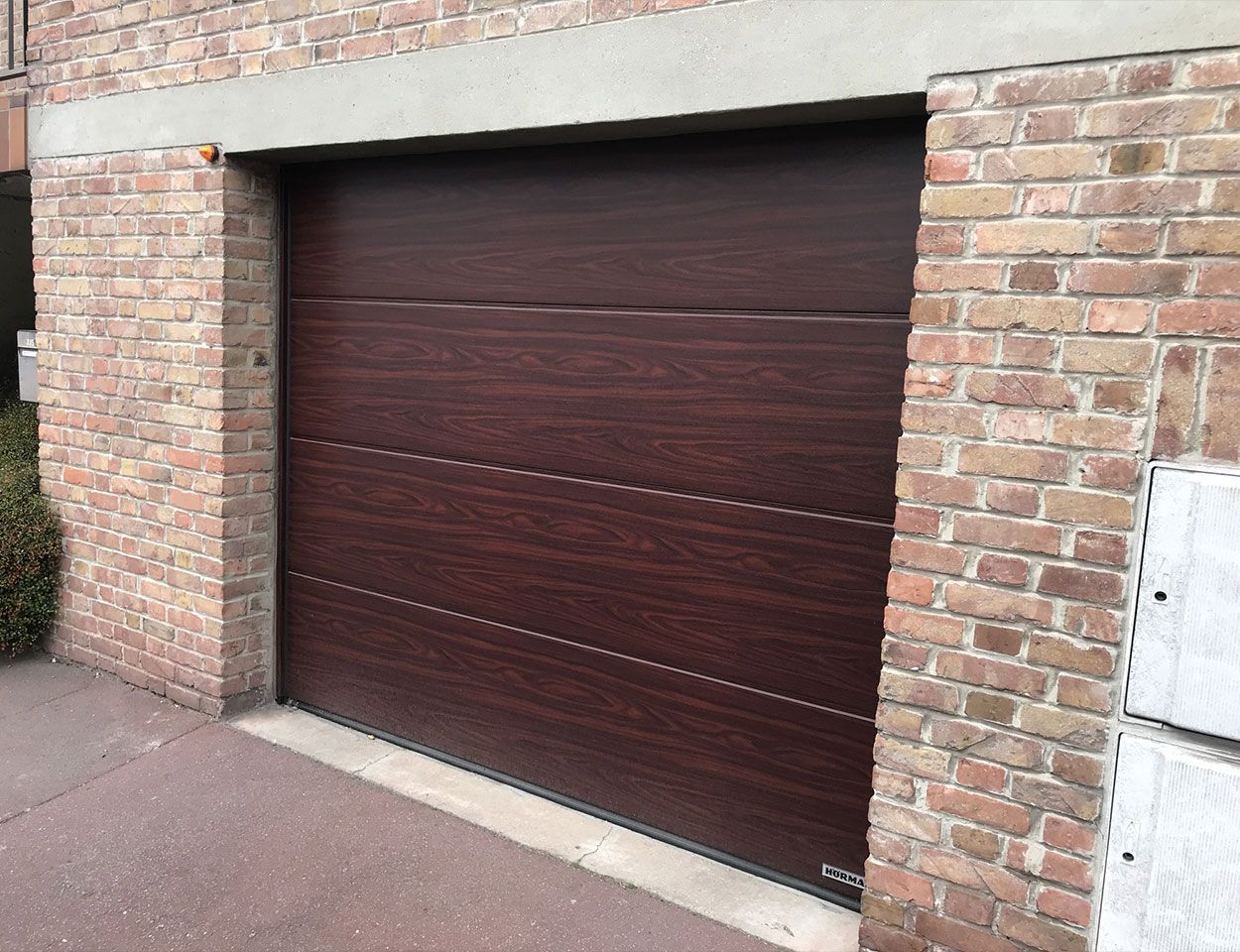 Porte de garage sectionnelle fermée de couleur bois