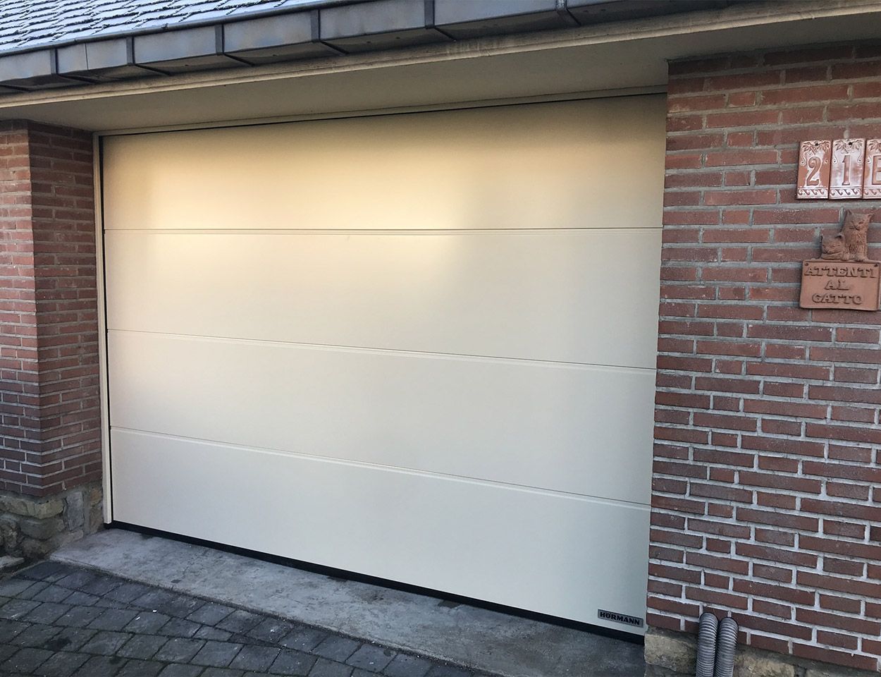 Porte de garage sectionnelle de couleur blanche