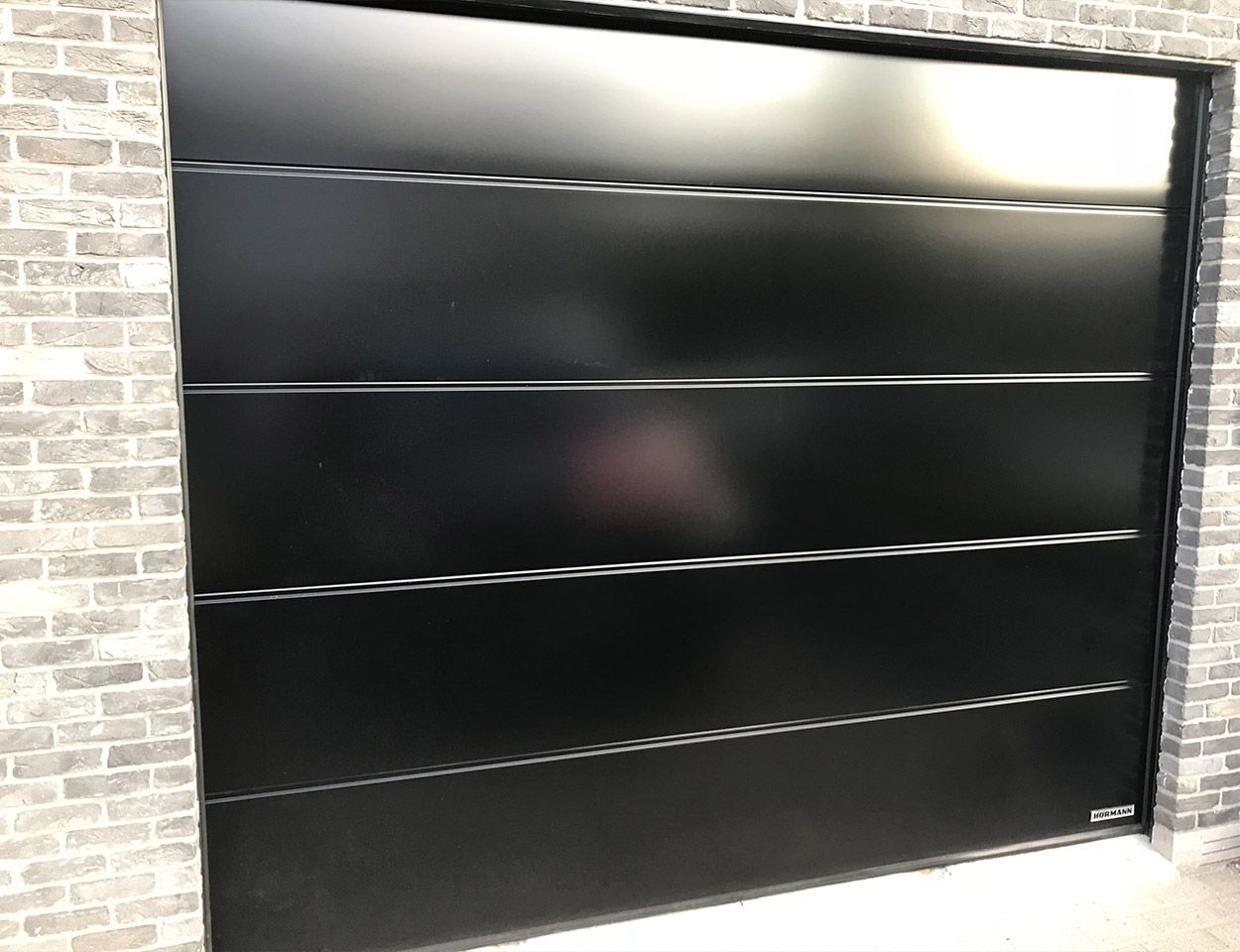 Porte de garage sectionnelle de couleur noire