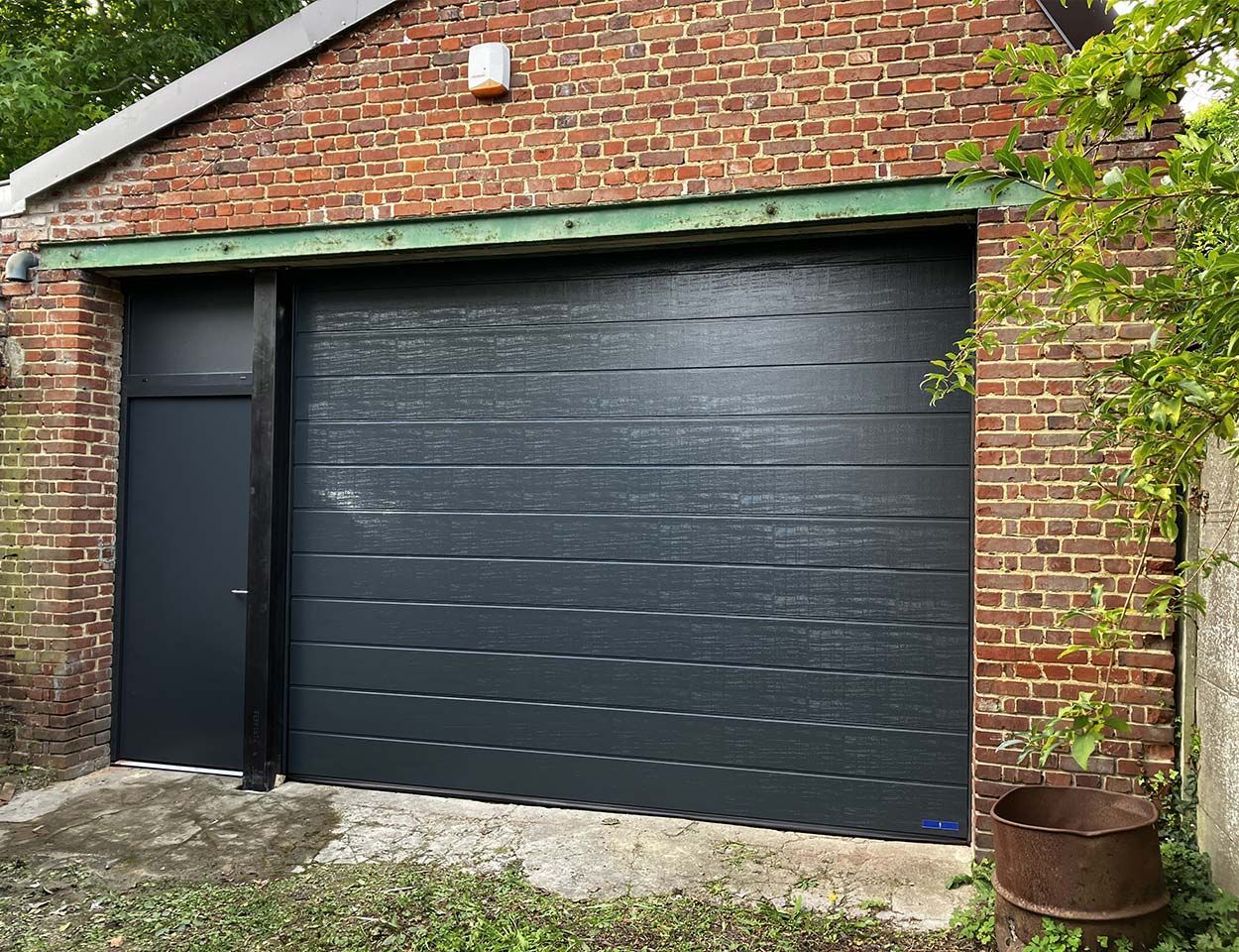 Porte de garage sectionnelle et maison en briques