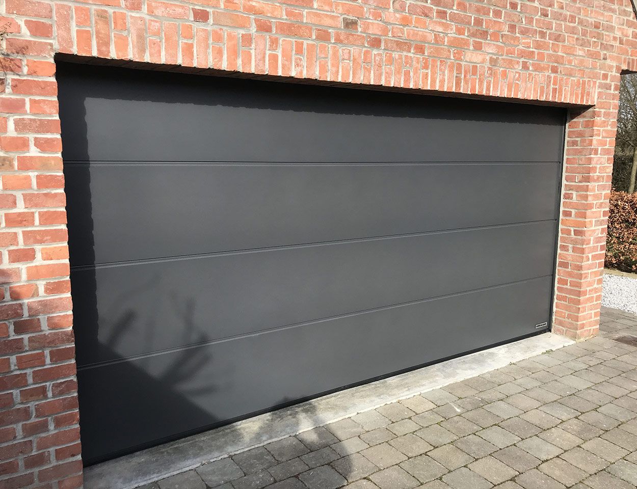 Porte de garage sectionnelle d'un style contemporain