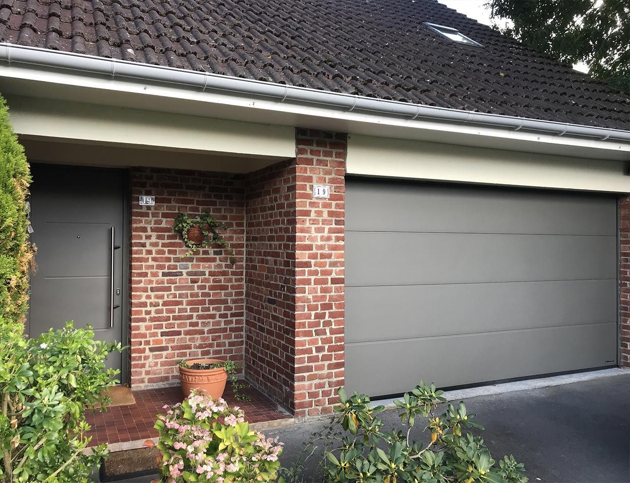 Porte de garage sectionnelle d'une maison en briques rouges