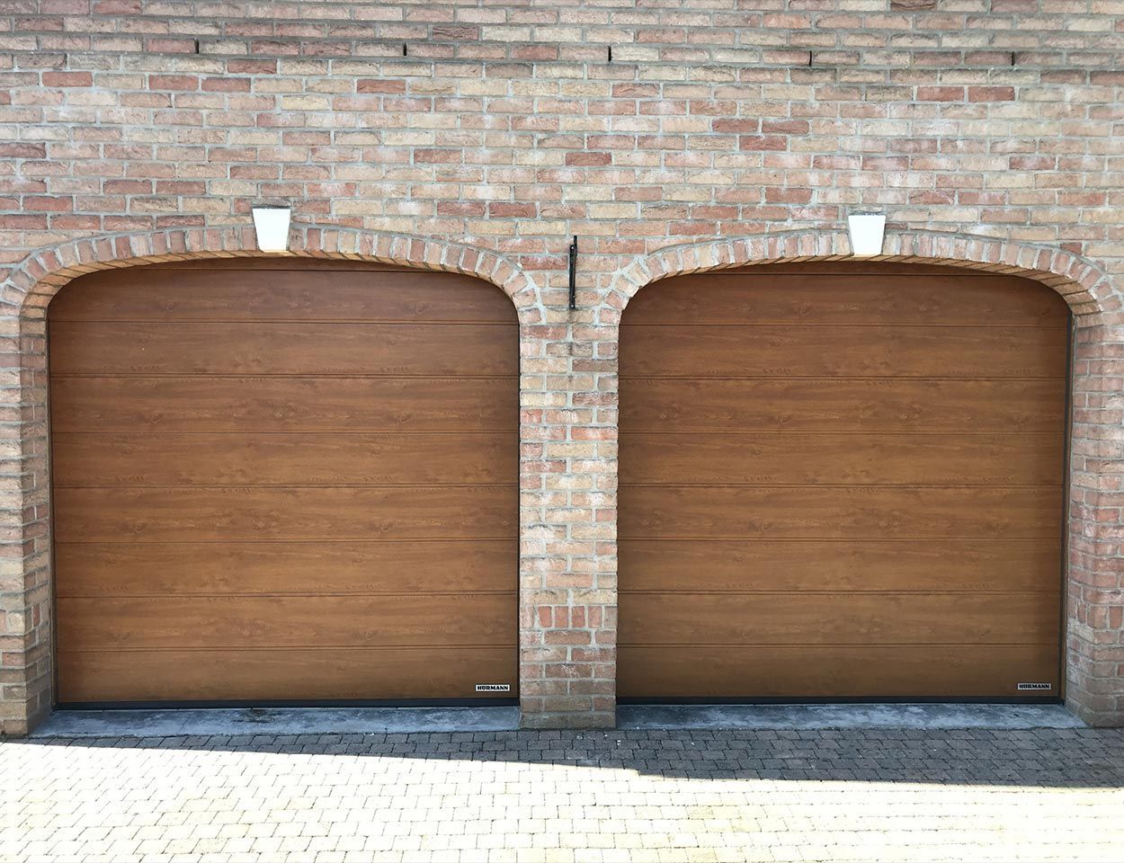 Portes de garage sectionnelles de couleur bois clair