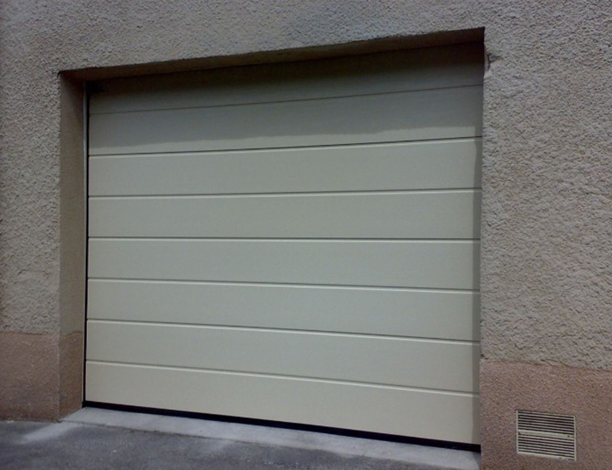 Une porte de garage sectionnelle installée