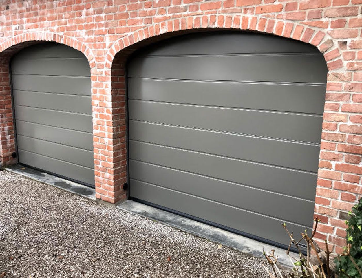 Porte de garage sectionnelle de couleur grise