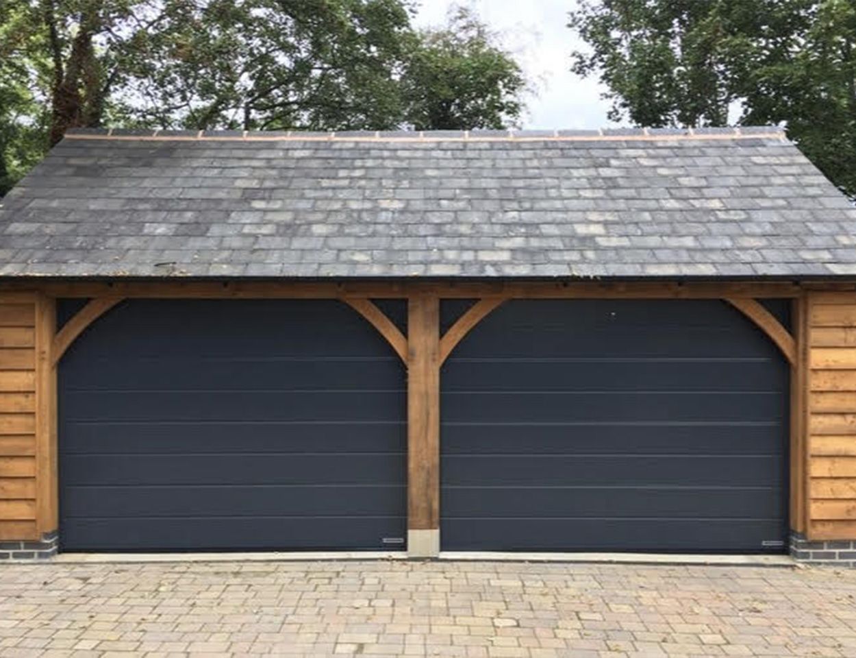 Portes de garage sectionnelles d'un garage extérieur