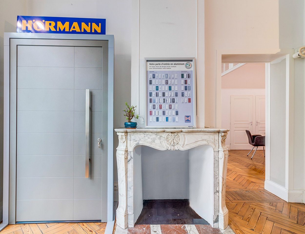 Showroom présentant une porte blindée