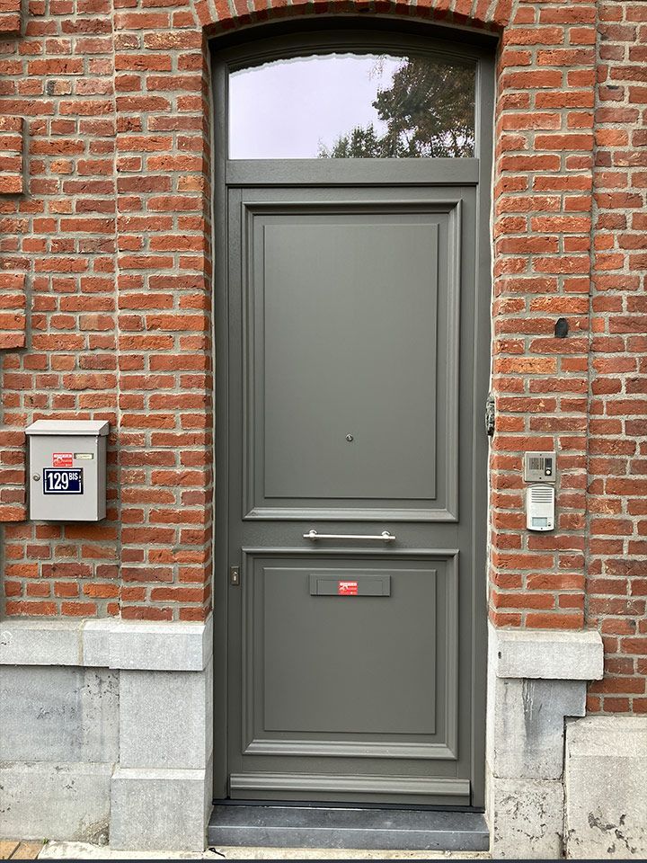 Porte d'entrée grise sans référence produit