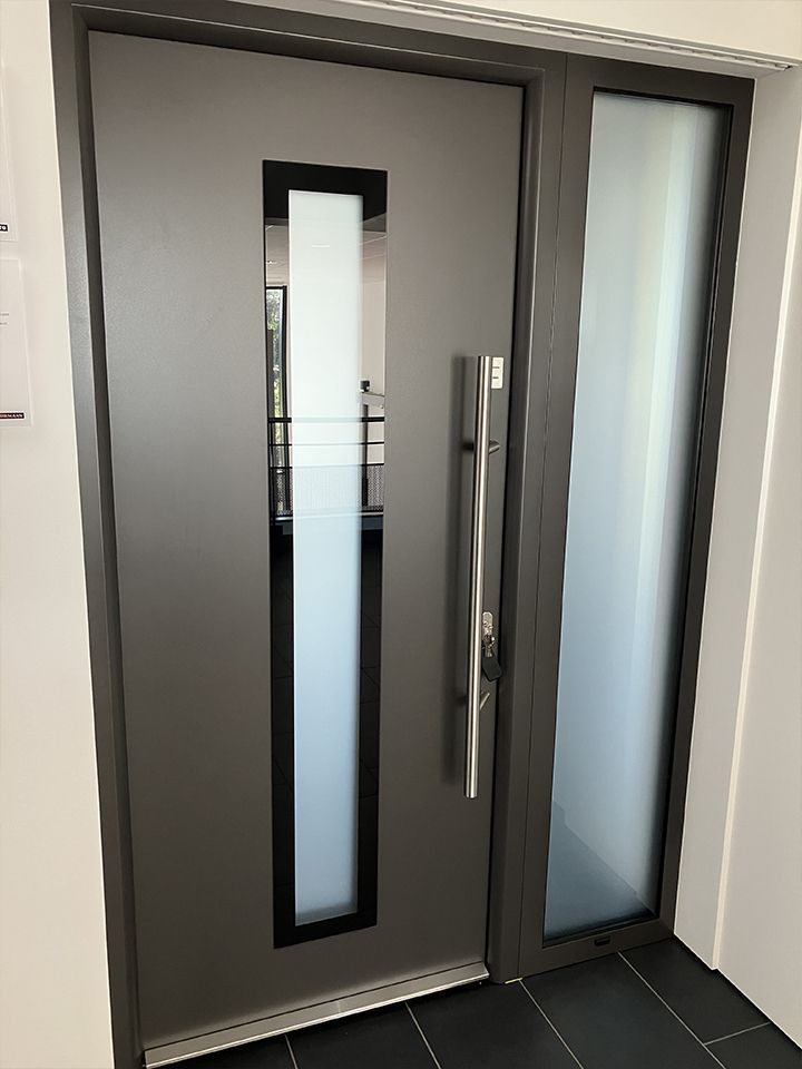 Porte d'entrée de couleur gris clair