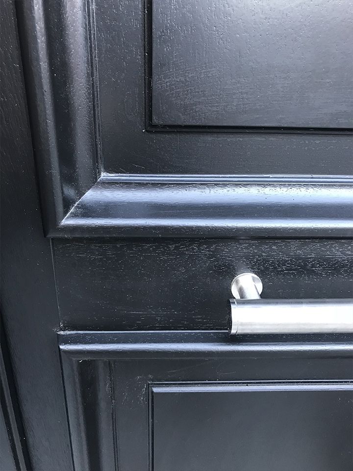 Porte d'entrée de couleur bois sombre