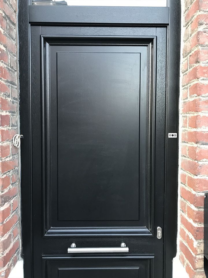 Porte d'entrée noire vue de près