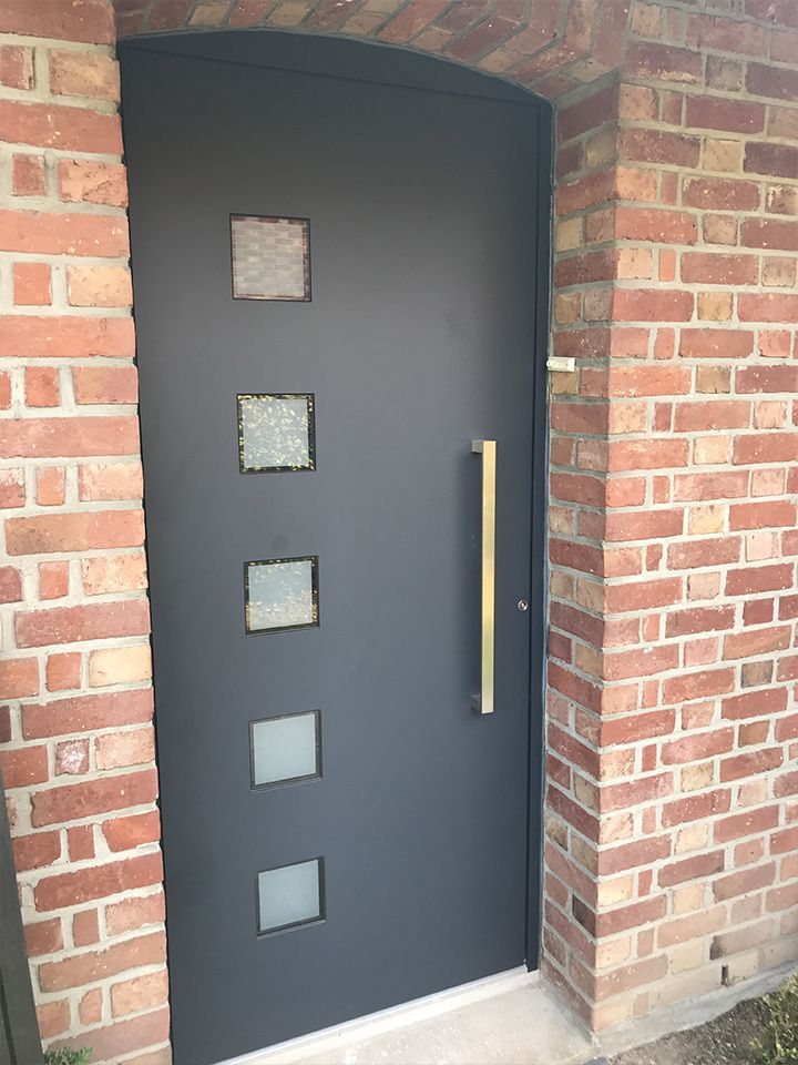 Porte d'entrée gris foncé