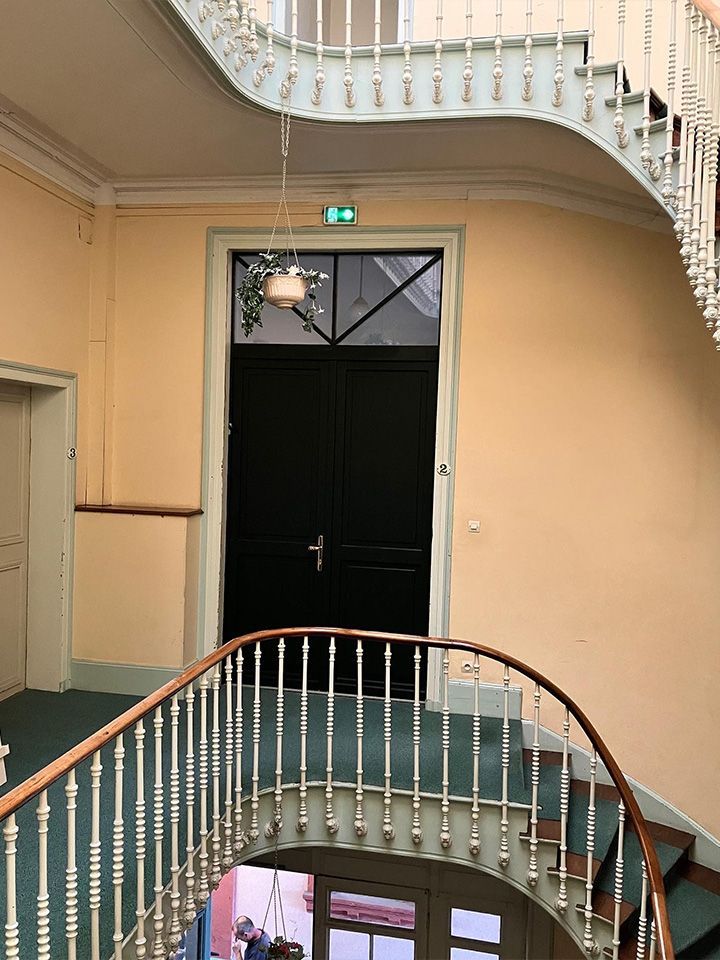 Porte d'entrée sur un palier d'appartement