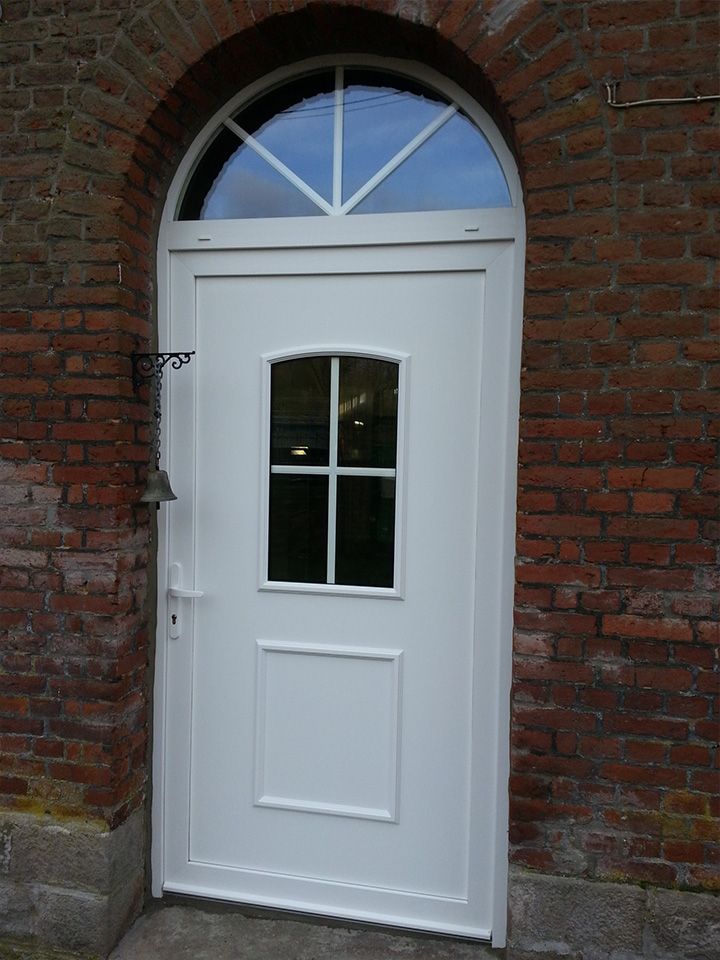 Porte d'entrée en bois de couleur blanche