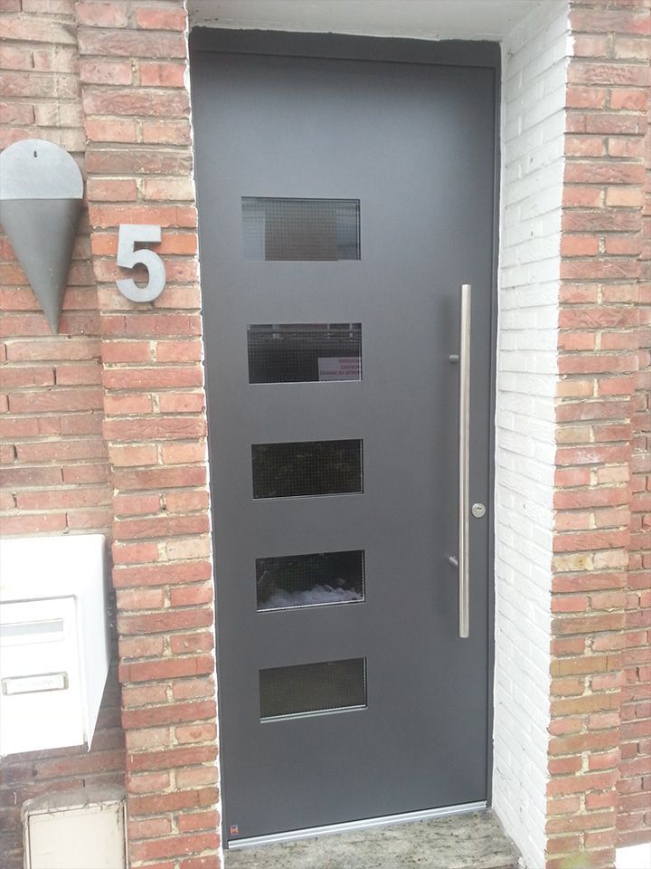 Porte d'entrée grise