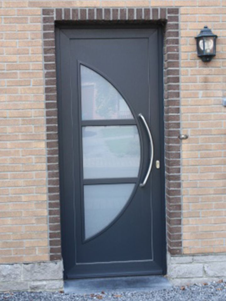 Porte d'entrée avec une fenêtre en arc de cercle