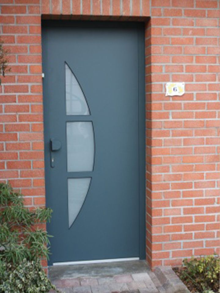 Porte d'entrée avec une poignée