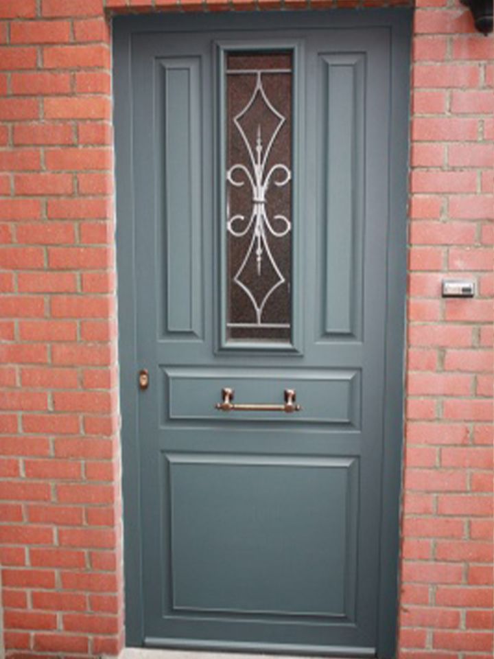 Porte d'entrée avec une sonnette