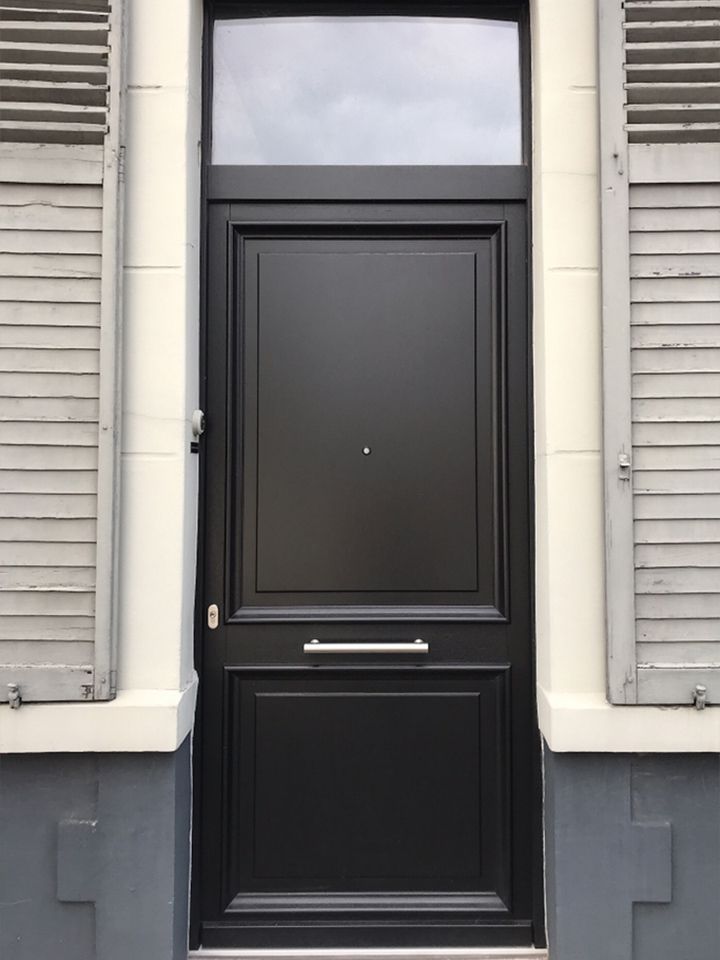 Porte d'entrée de couleur sombre