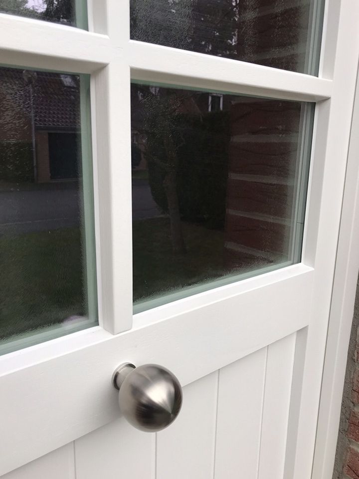 Porte d'entrée avec des carreaux en verre