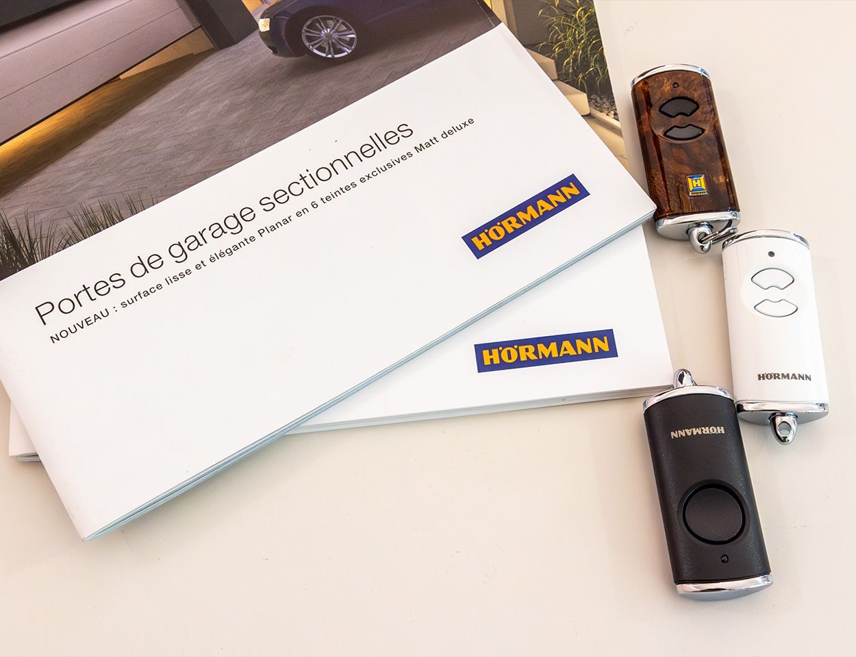 Catalogue Hörmann et trois télécommandes