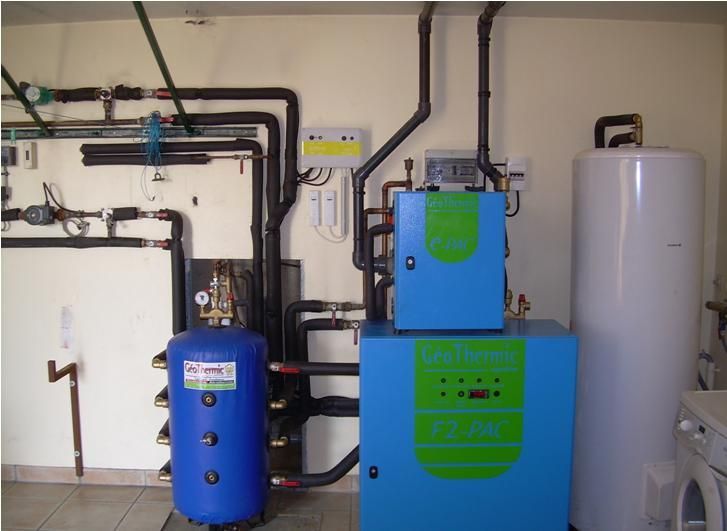 Équipements du système de chauffage bleu et noir dans une buanderie.