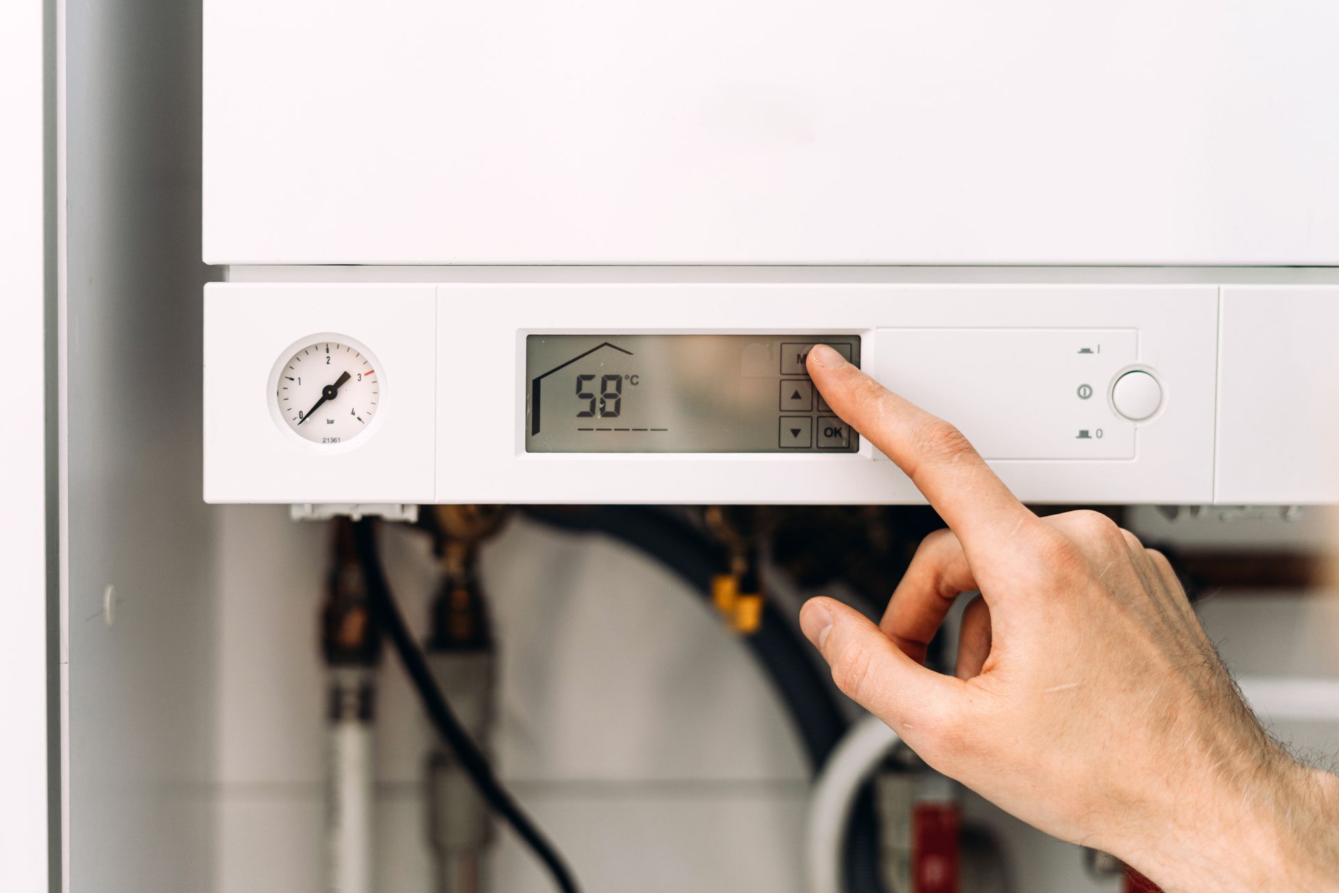 Réglage manuel de la température sur un appareil de chauffage blanc.