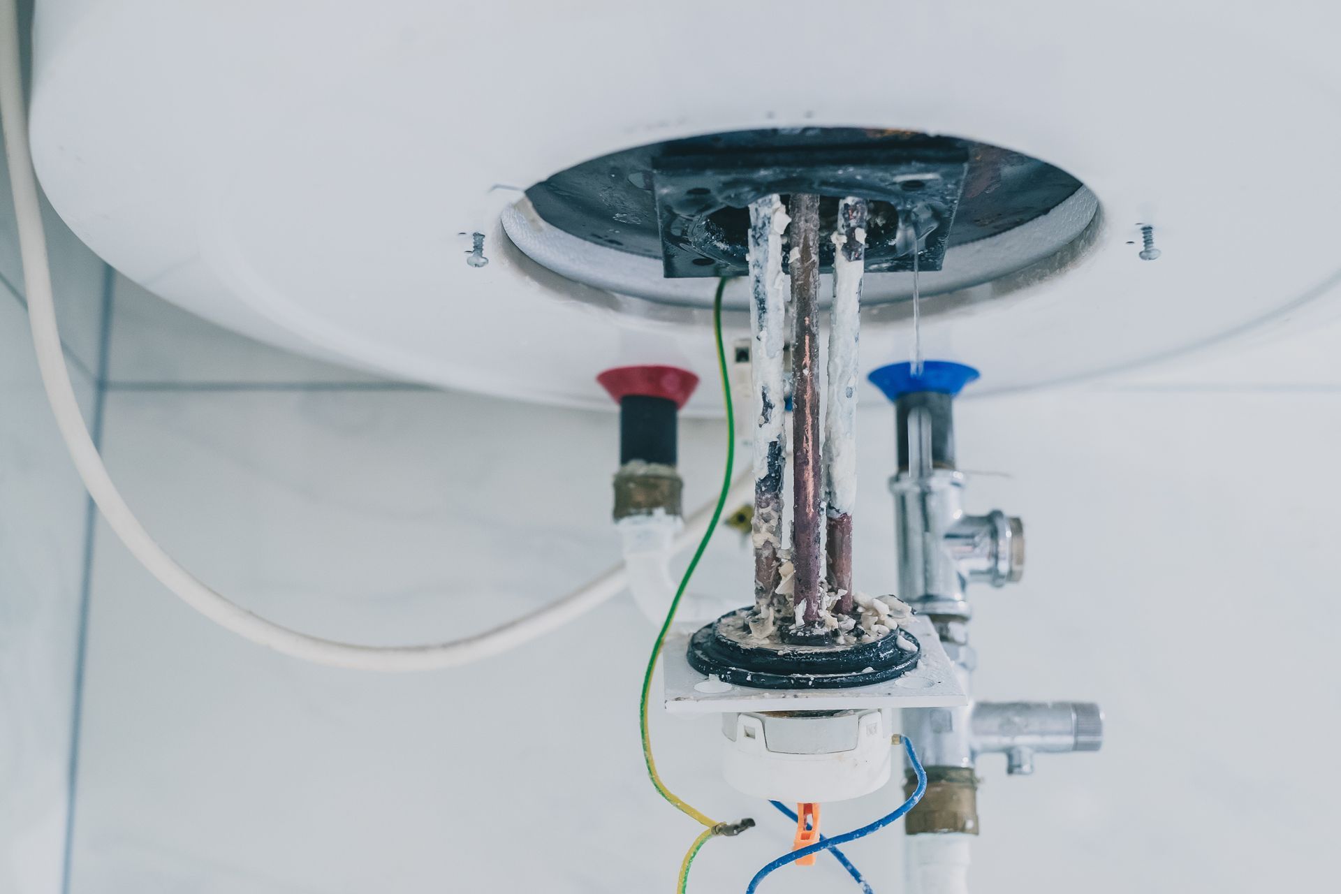 Gros plan sur un élément chauffant de chauffe-eau présentant des dépôts de calcaire.