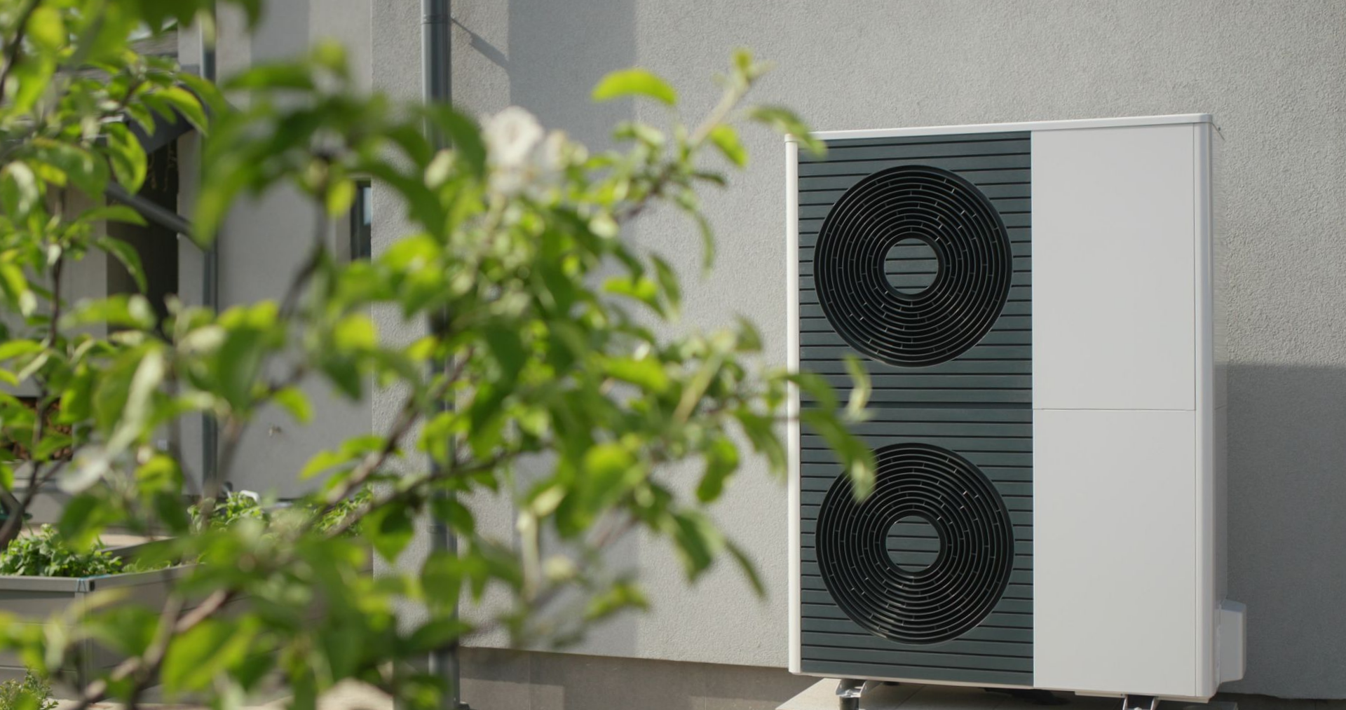 Une unité de pompe à chaleur installée sur la façade d'un bâtiment.
