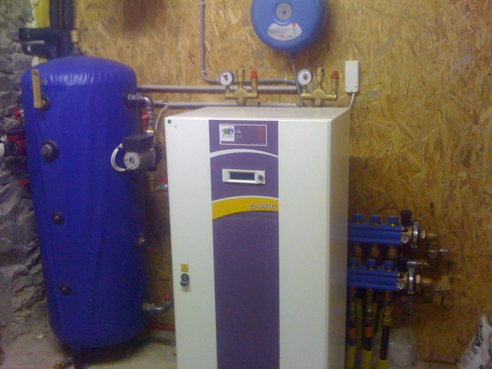 Composants bleus et blancs d'un système de chauffage dans une buanderie.