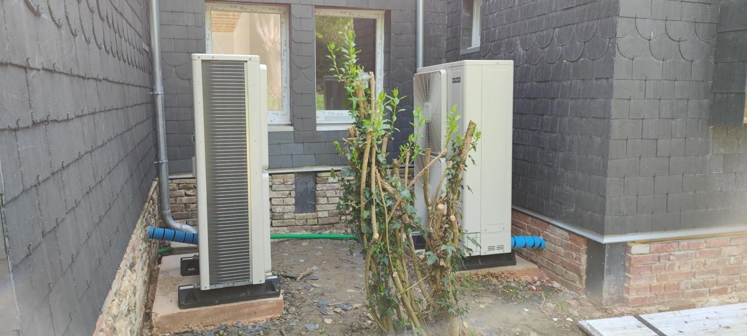 Deux unités de pompe à chaleur sont installées face à face.