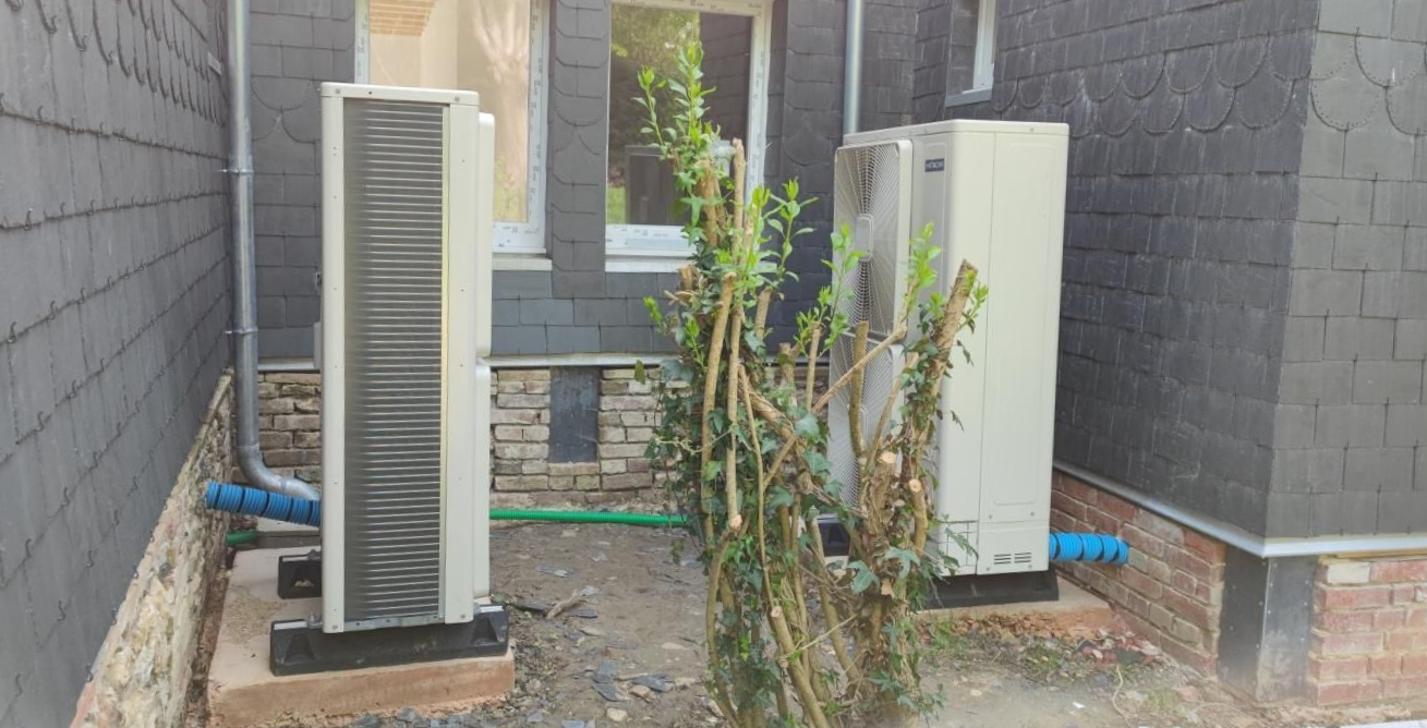 Deux unités de pompe à chaleur extérieures face à face.