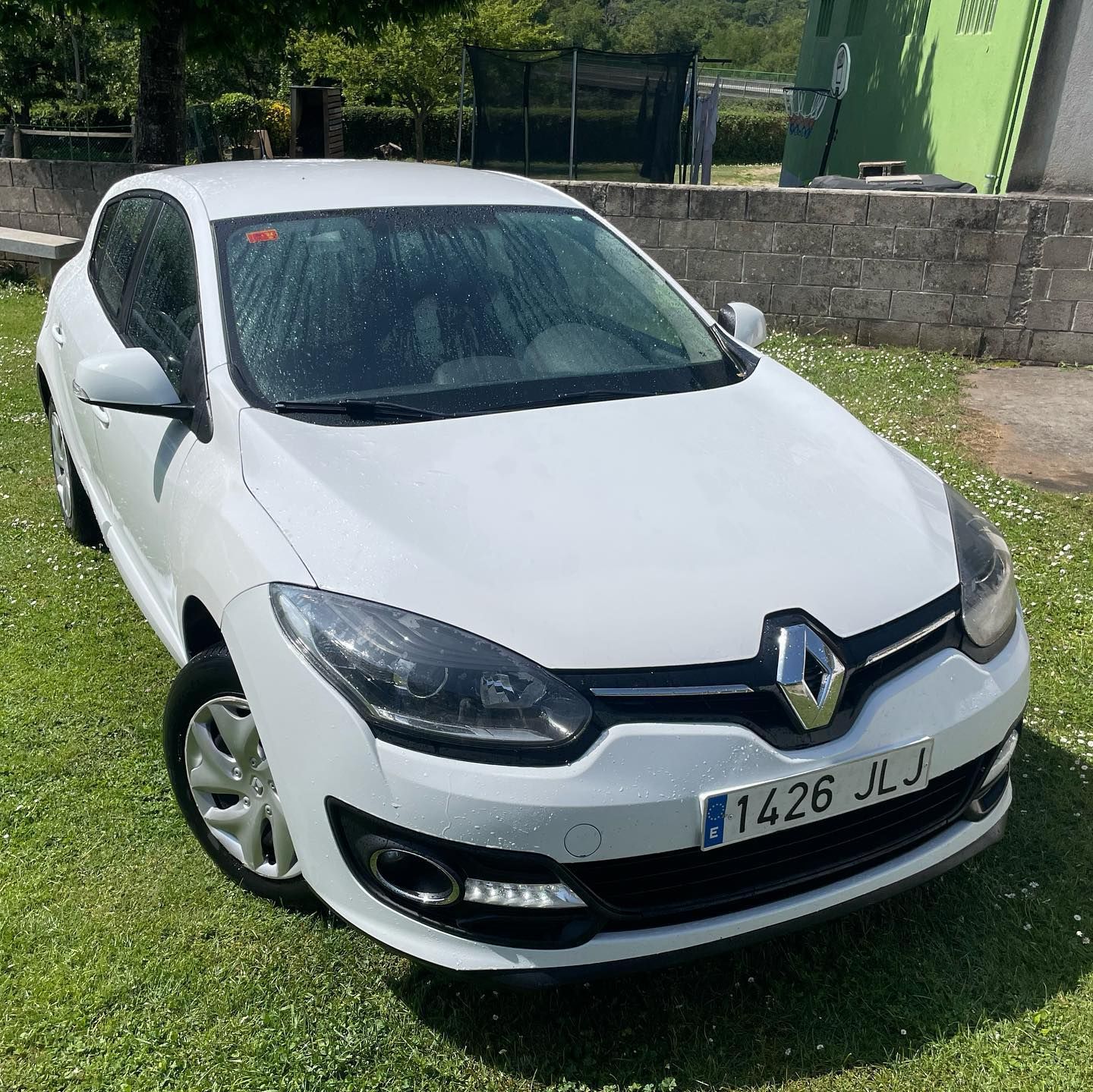 Un coche blanco con matrícula 1426 jlj