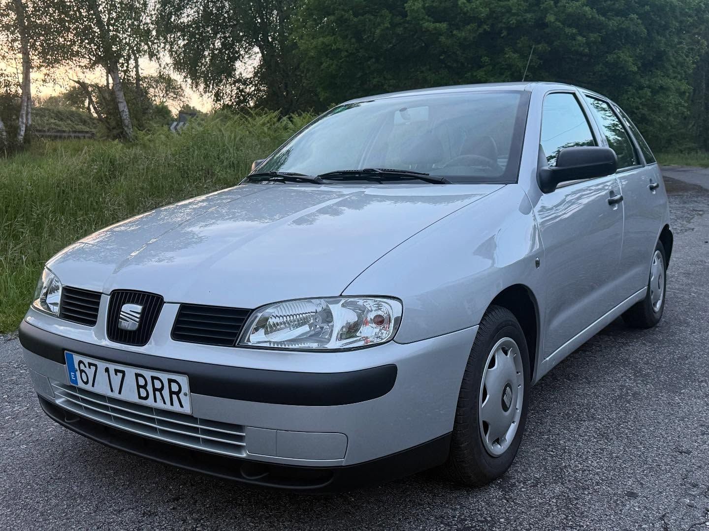 Un coche plateado con matrícula que dice 67 17 brr