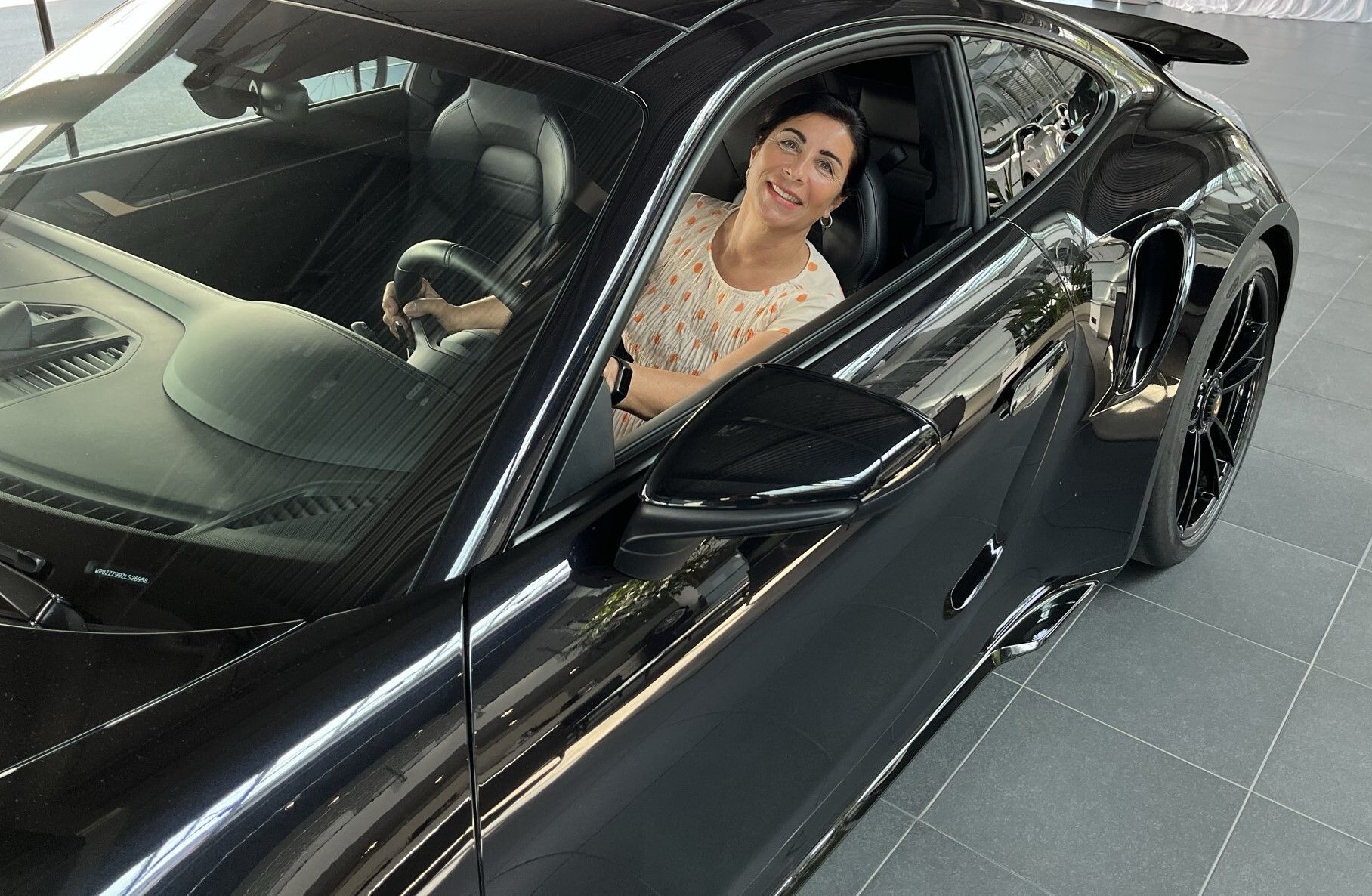 Praxis für Psychotherapie nach dem HeilprG Anja Link - Blonde Frau mit Sonnenbrille und Kopftuch hinter dem Steuer eines Oldtimers