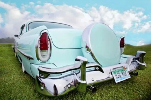 Praxis für Psychotherapie nach dem HeilprG Anja Link - Blick von hinten auf ein Oldtimer-Fahrzeug mit türkisem Lack