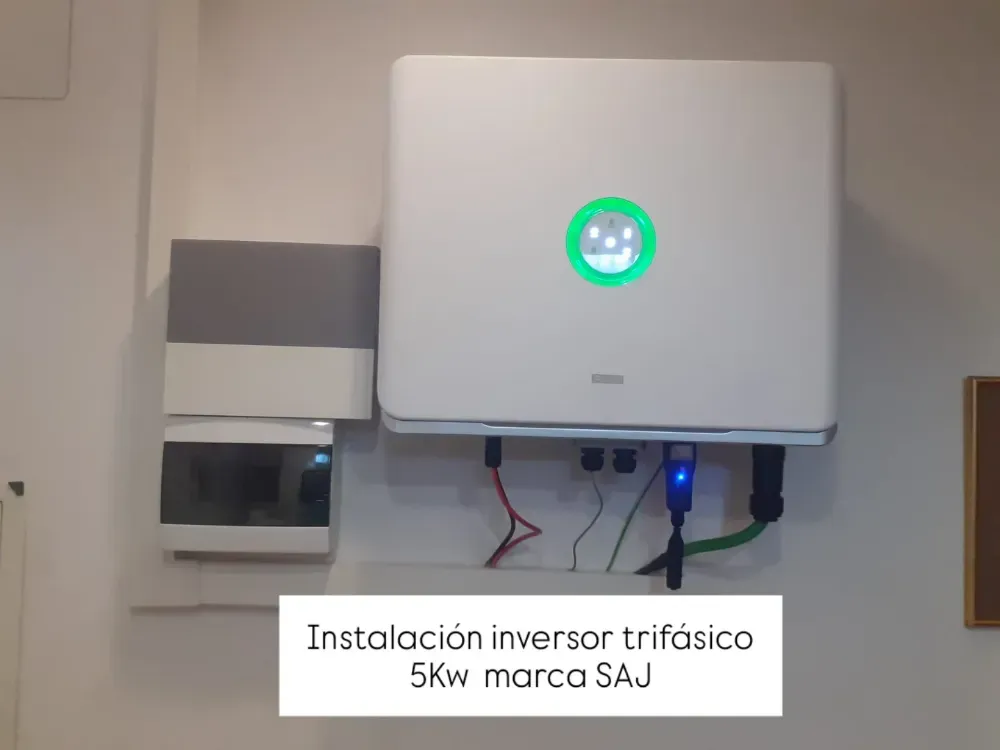 Wall-mounted white solar inverter with green status light and label “Instalación inversor trifásico 5kw marca SAJ”