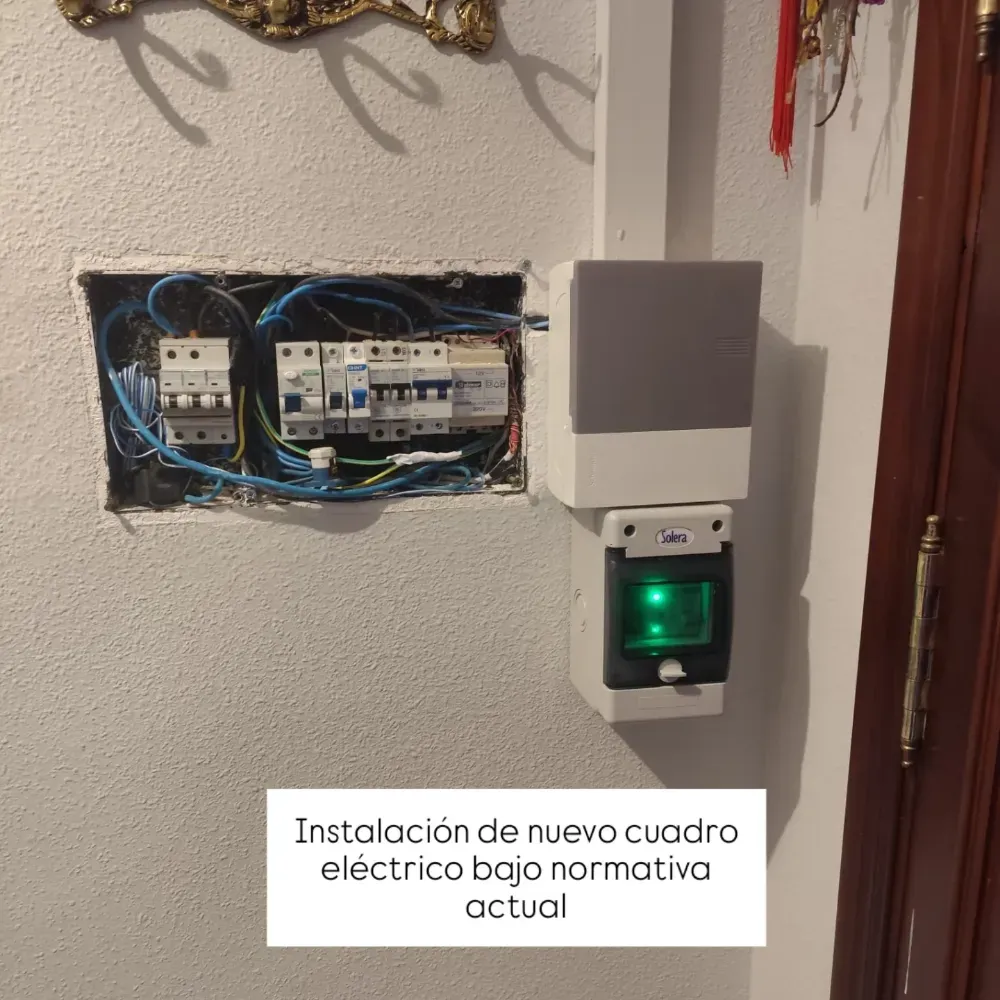 Nuevo cuadro eléctrico blanco instalado junto a un hueco abierto de cableado en la pared.