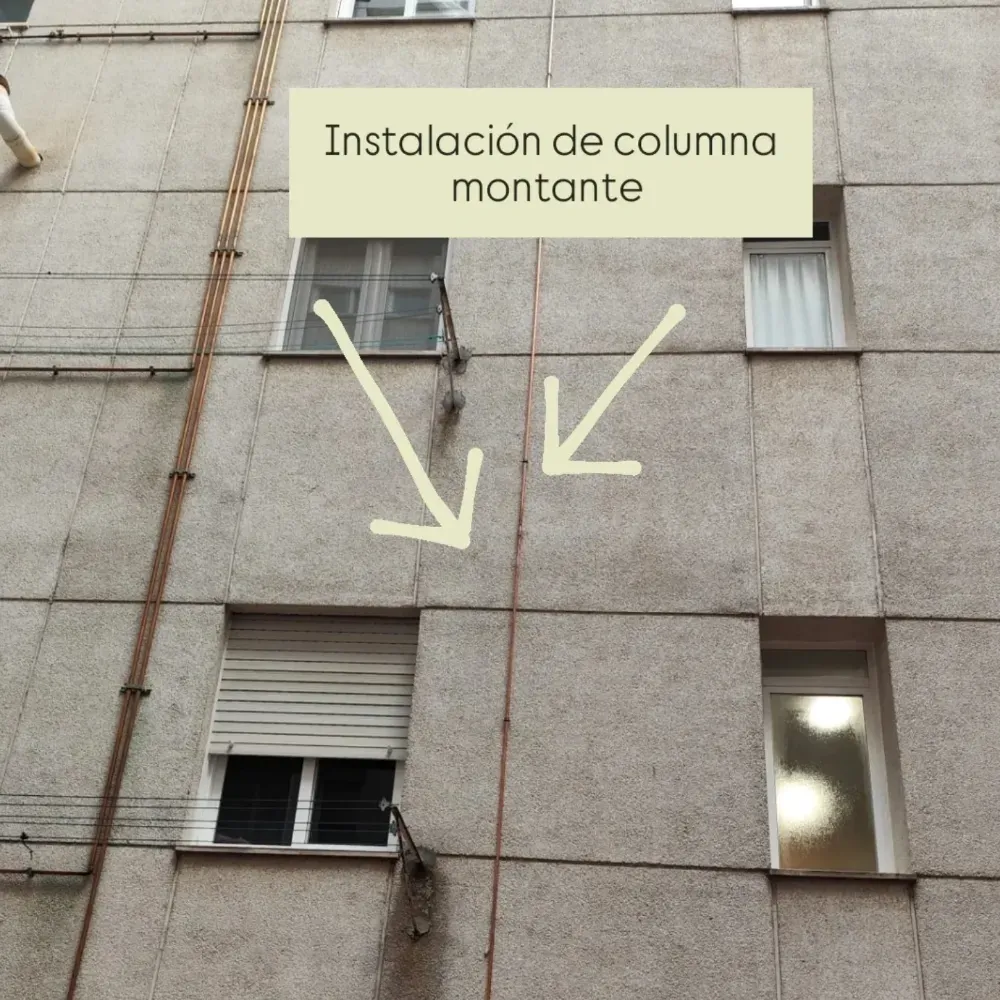 Fachada del edificio con flechas y texto en español que señalan el lugar para la instalación.
