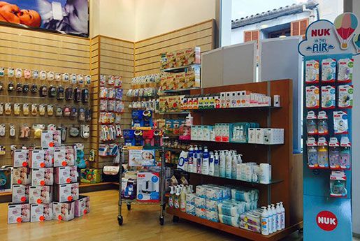Una tienda llena de productos para bebés y un expositor de Nuk Air.