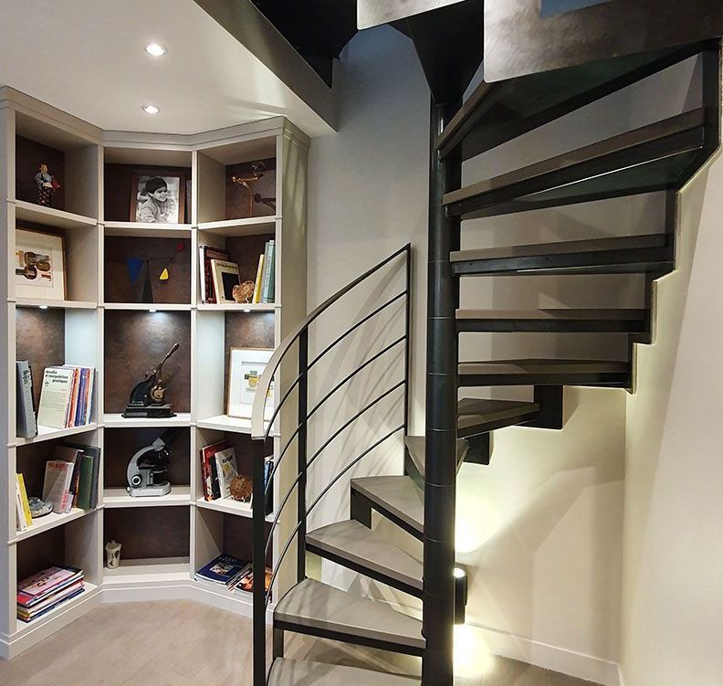 Escalier en spiral et meuble d'angle