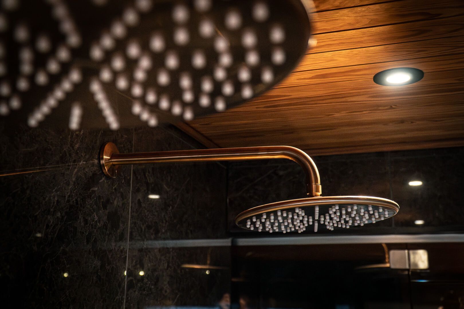 Moderneja kylpyhuoneremontteja ja vedeneristyksiä Uudellamaalla.