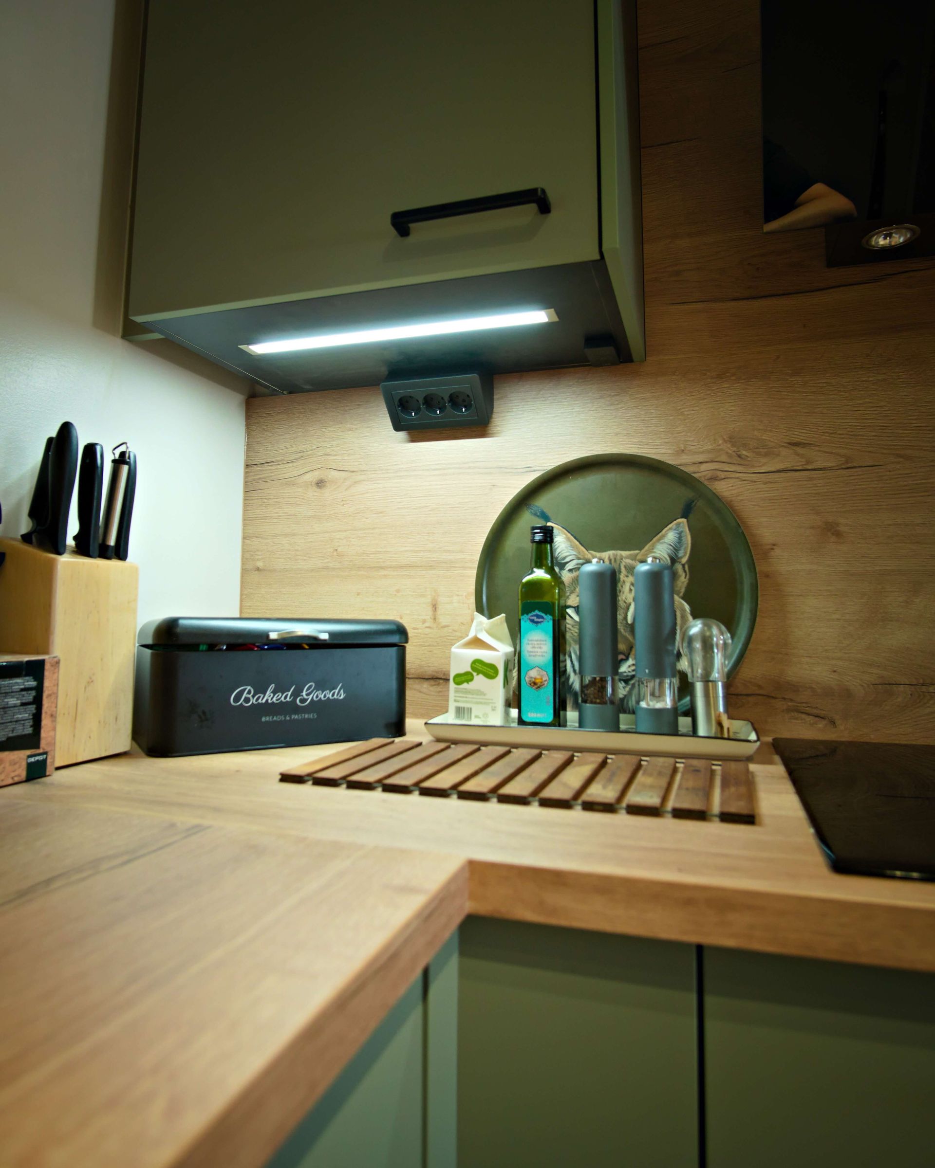 Rakennus ja Remontointi Jussila: keittiökalusteiden tarkka asennus.